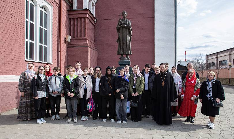 Школьники и студенты в Троицком соборе г. Щёлково