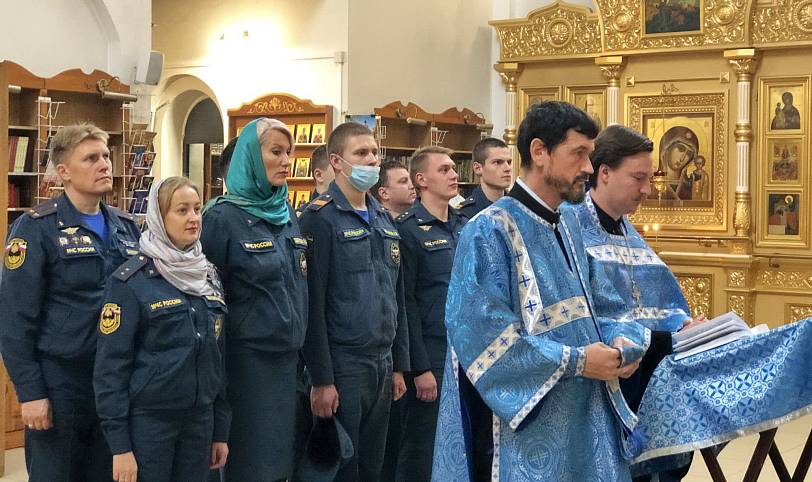 Молебен с участием балашихинских пожарных в Александро-Невском храме