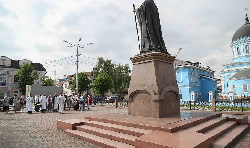 Возложение цветов к памятнику Святейшему Патриарху Пимену в Ногинске