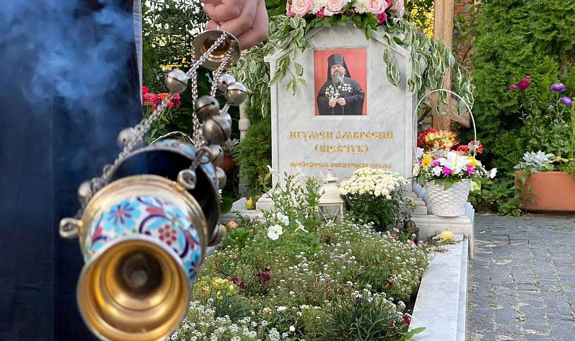 Лития у могилы игумена Амвросия (Шевчука)