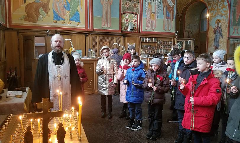 Учащиеся Щелковской гимназии в Троицком соборе